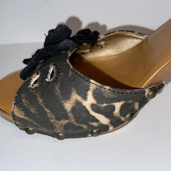 Madden Girl, Kizzez, 8, open toe 3.75”clog , stud animal print, 3D black flower - Picture 3 of 12